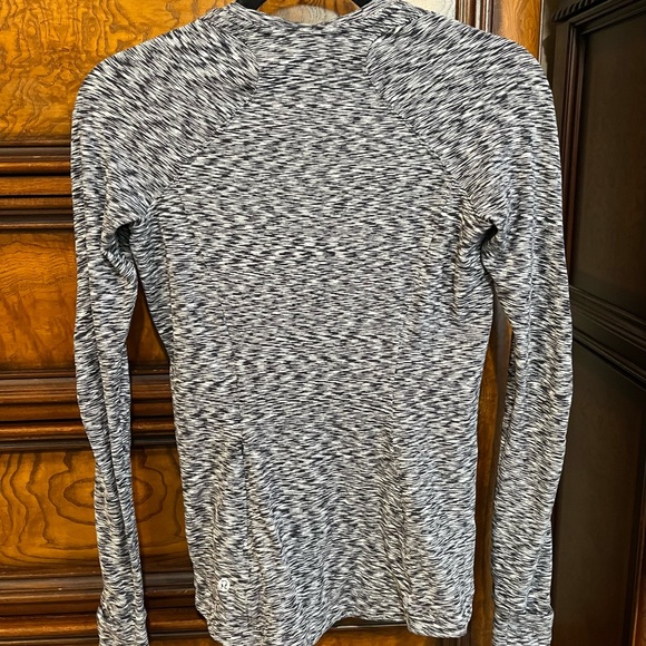 Lululemon Runderful Long Sleeve size 6 - Picture 2 of 4